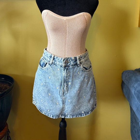 Light Wash Daisy Embroidered Denim Skirt - Women - Picture 4 of 5